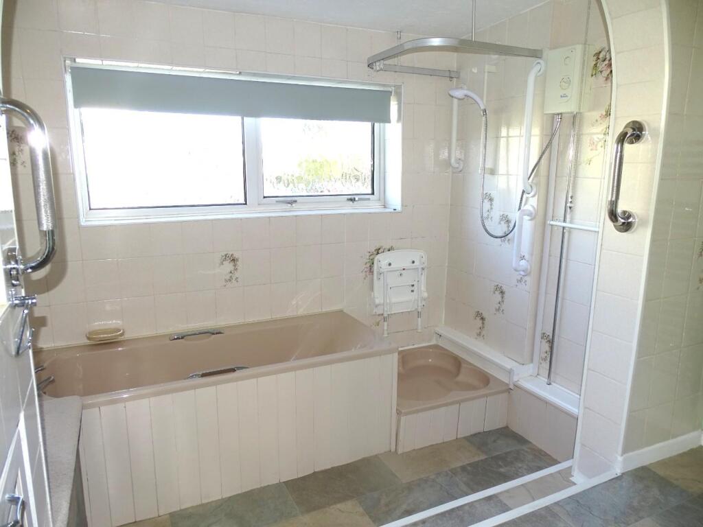 INDEPENDENT SHOWER TRAY