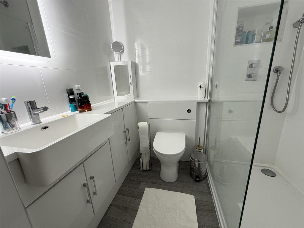 SHOWER ROOM/WC