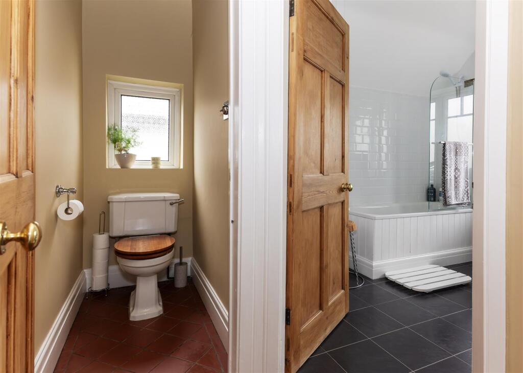 Toilet and bathroom 1N9A1316-CR3-20241020-DxO_Deep