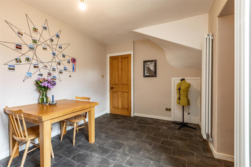 2 Alpine Crescent Thornhill 16.JPG