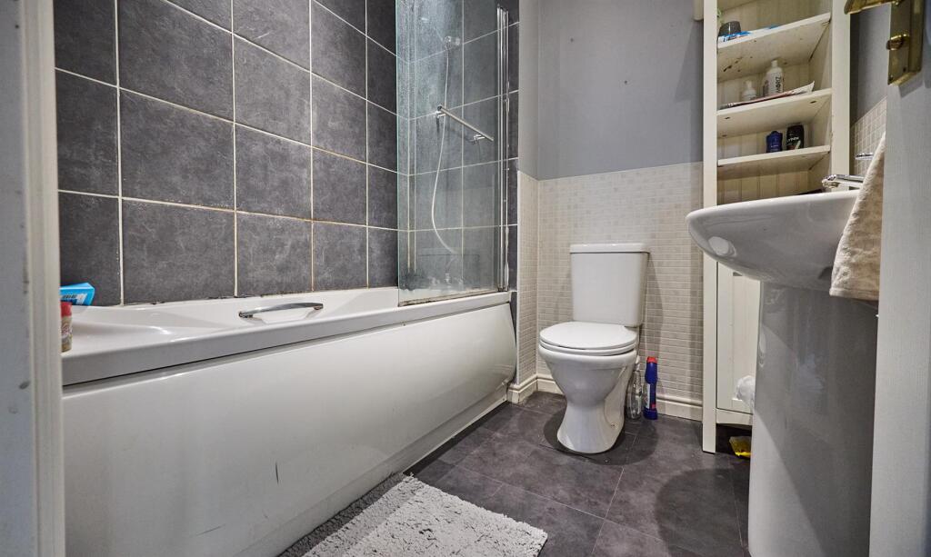 FAMILY BATHROOM TO SIDE