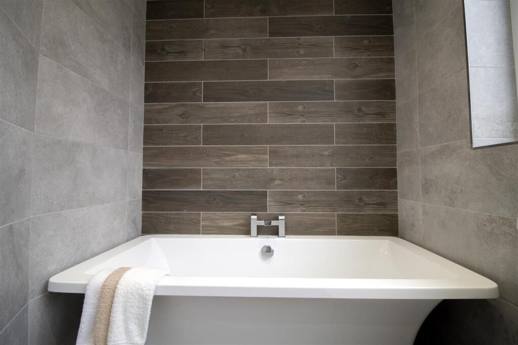 Downstairs Bathroom 3.jpeg