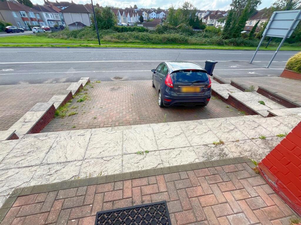 Driveway to front (1).jpg