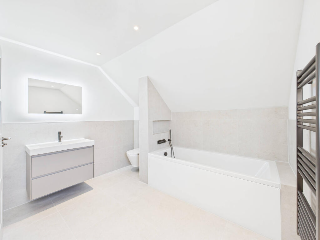 CAM01354G0-PR0625-STILL015