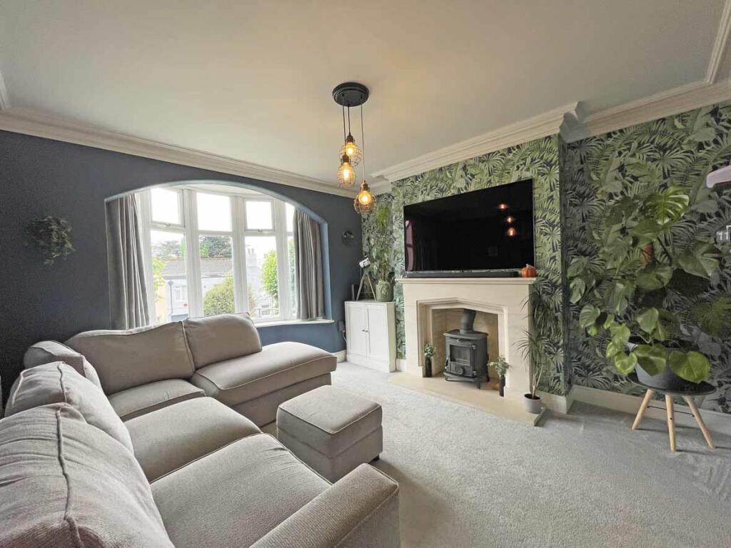 Old Laira Road 331 - Lounge 3.jpg