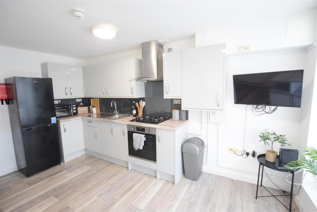 Apt 10, Brayford Court - Student Apartment - 26/27