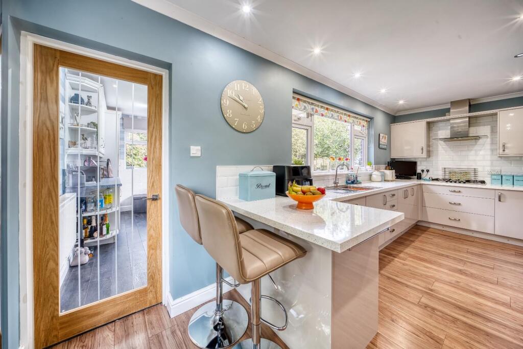 7 - kitchen breakfast room.jpeg