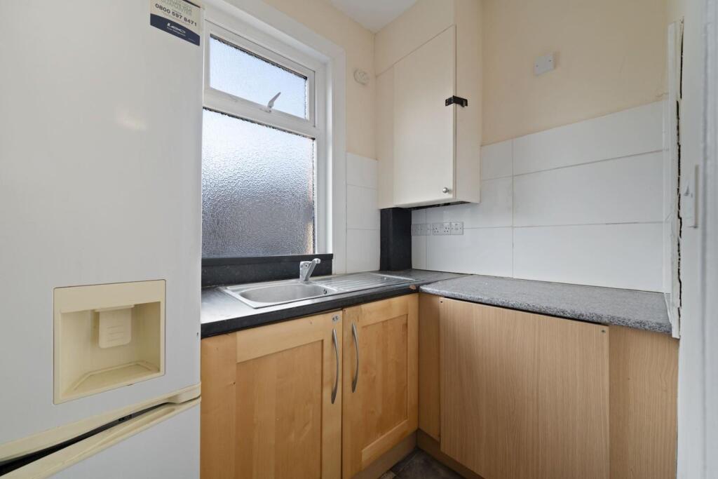 08-c1aa82362 - PropWorld - NS - Top Floor Flat, 8 