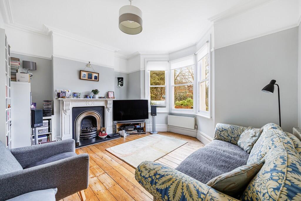 Waldemar Avenue (...