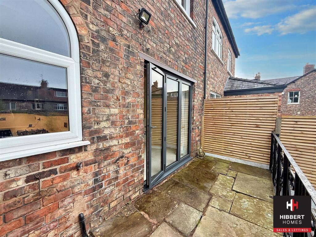 Carver Road, Hale, WA15