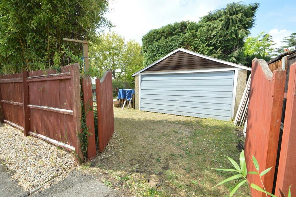 DETACHED DOUBLE GARAGE