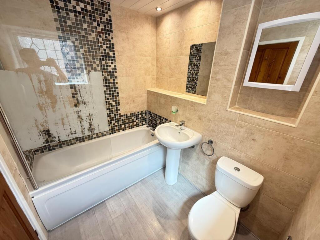 17 Nidd Drive Bathroom