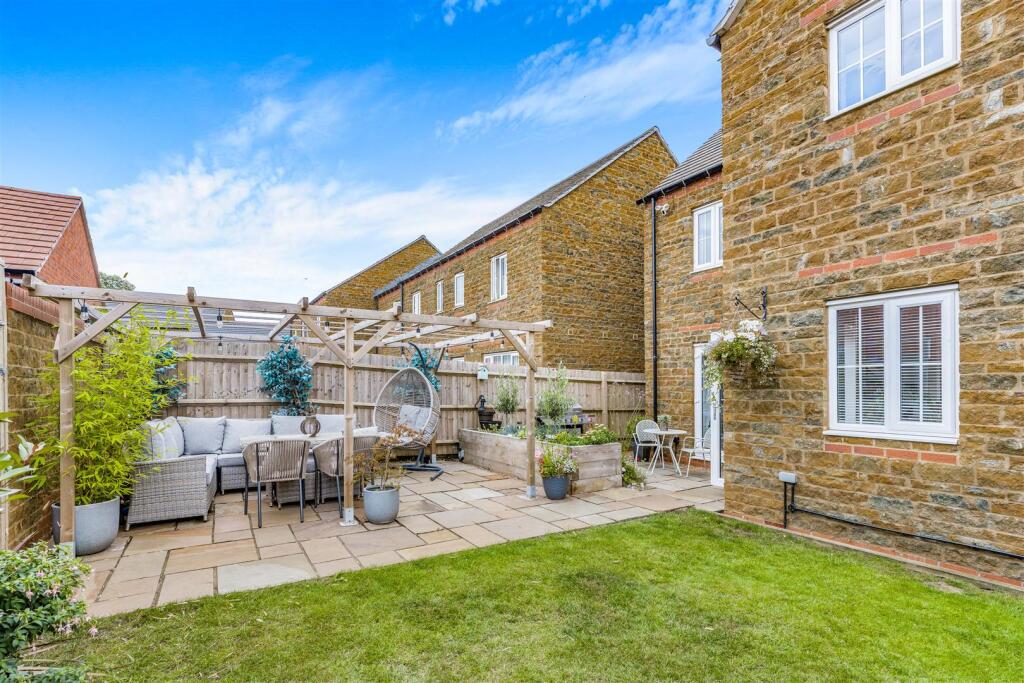 12 Blackwell Drive, Bodicote-16.jpg