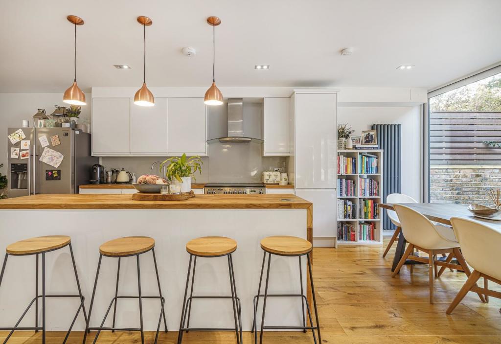 Kitchen (2).JPG