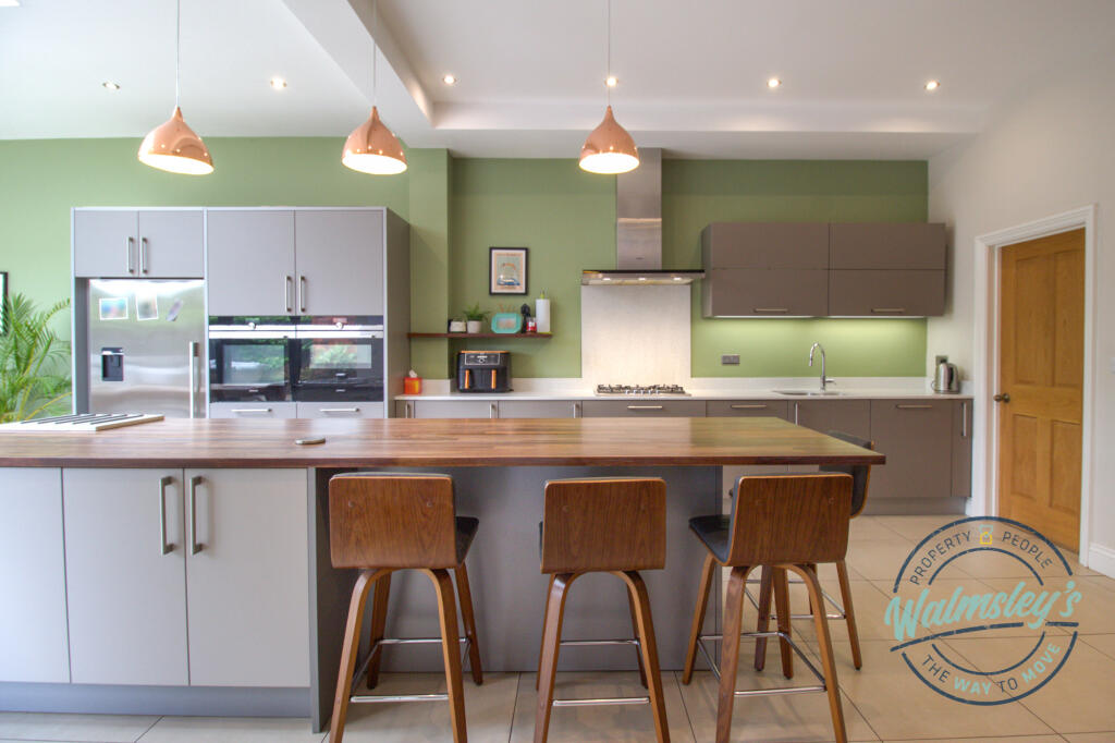 Kitchen detail &amp; breakfast bar island feature