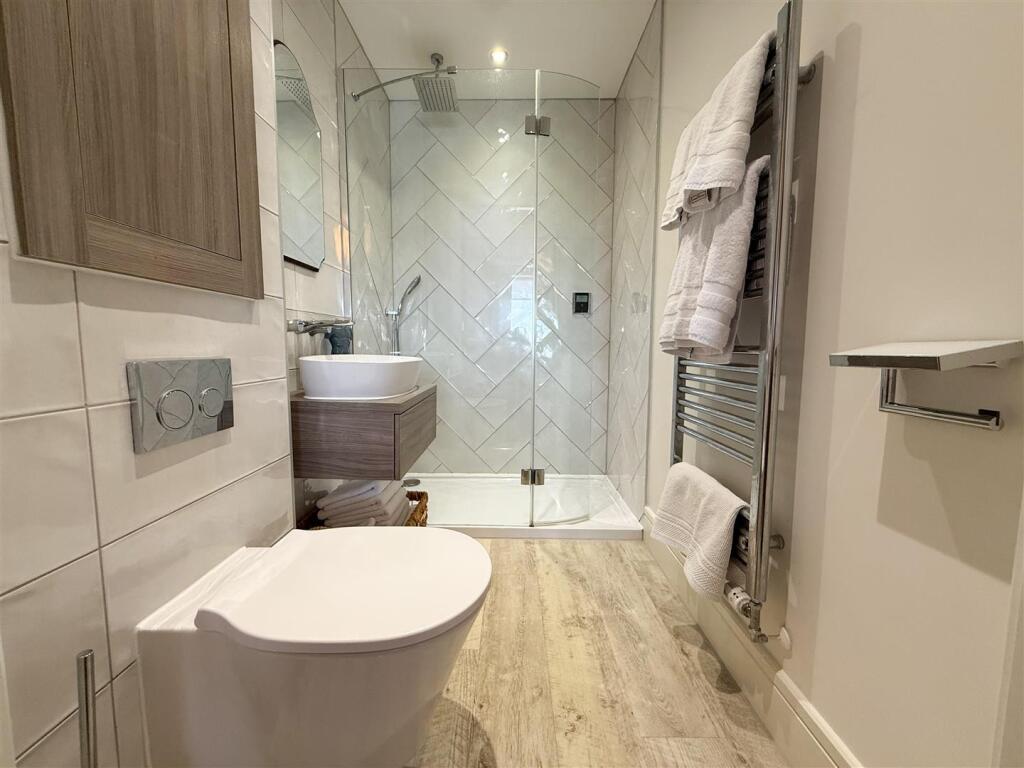 EN SUITE SHOWER ROOM