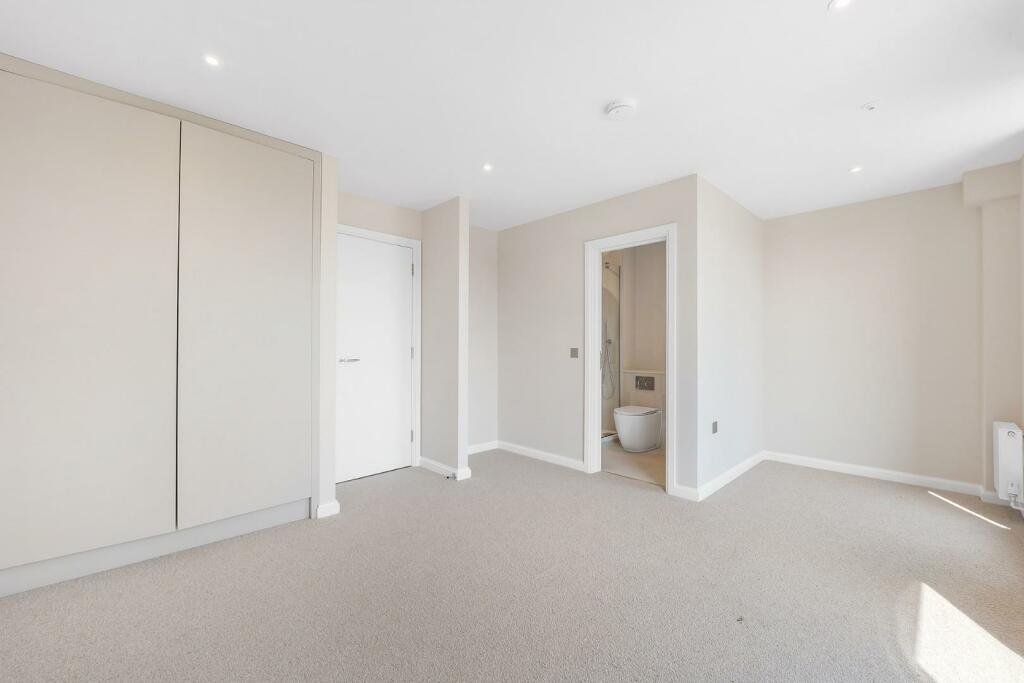 Bedroom 1 (2).jpg
