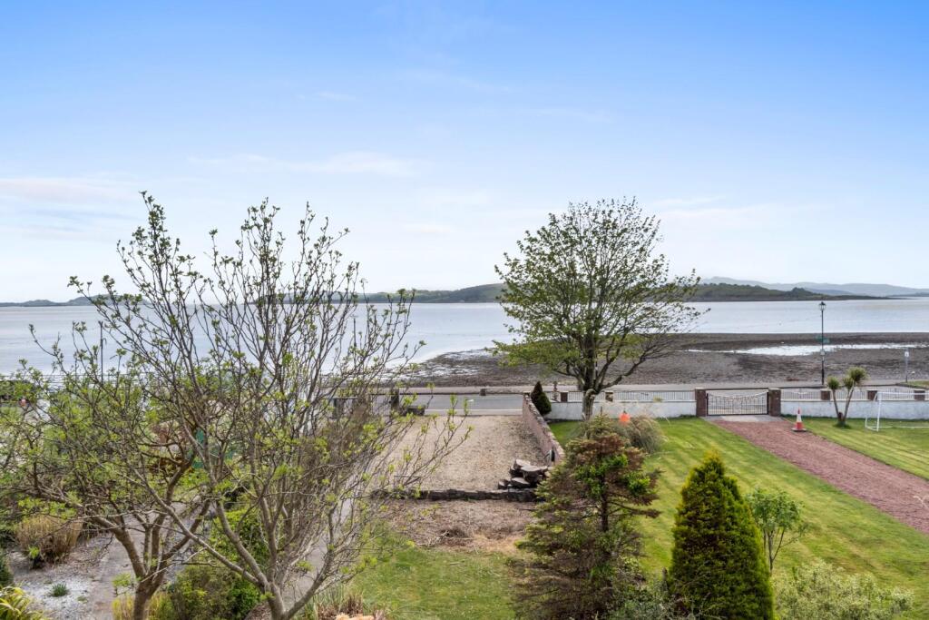 24_22 aubery cres (16).jpg