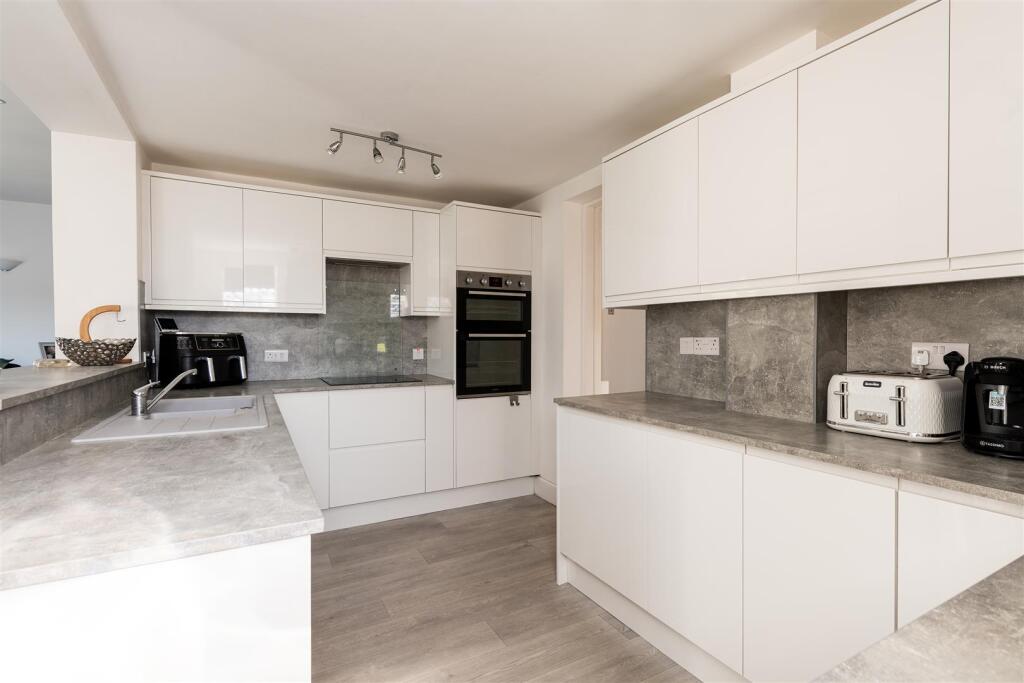 21 Springvale kitchen1.jpg