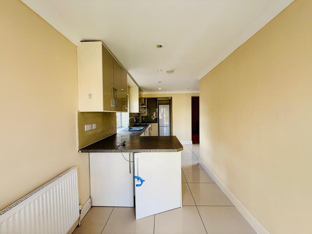 Crest Road, Londo...