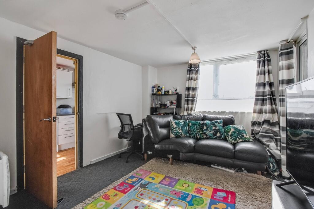 Flat 74 Gainsborough House, Ayley Croft, Enfield, Middlesex, EN1 1XZ