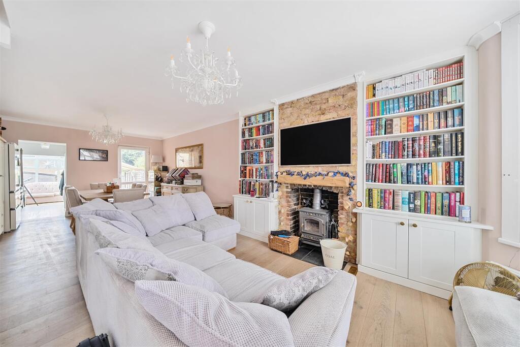 Cassiobridge Road - Lounge.jpg