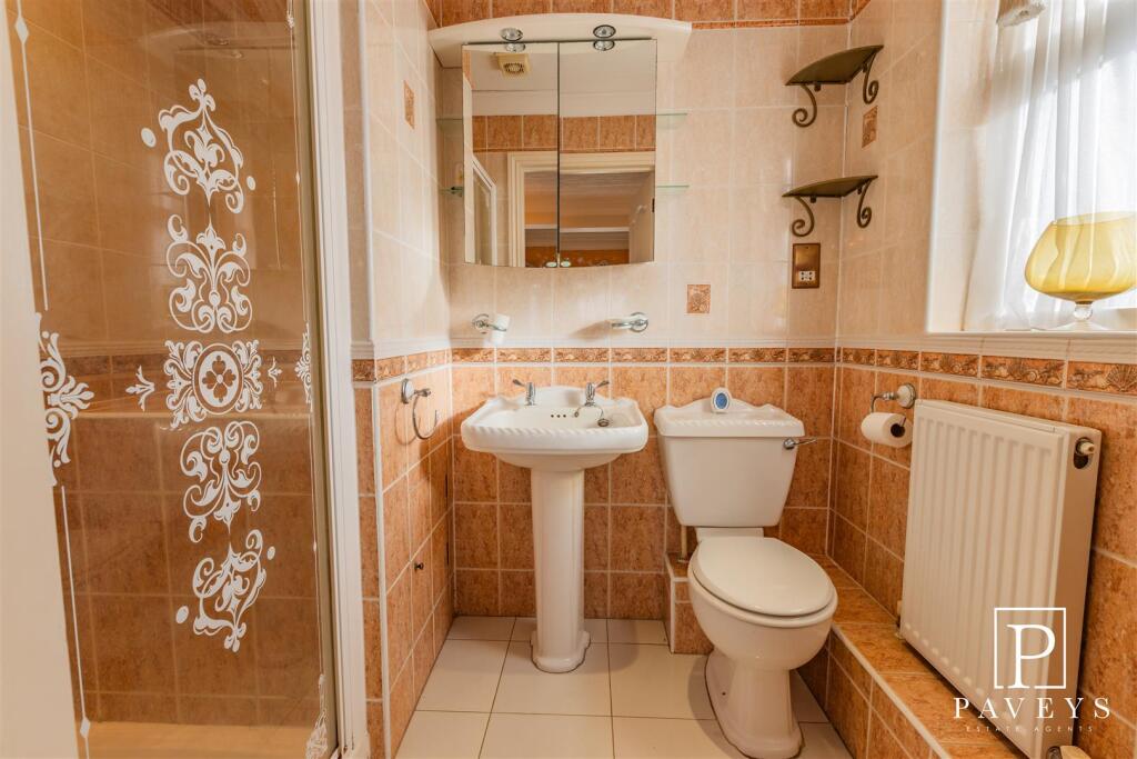 EN SUITE SHOWER ROOM
