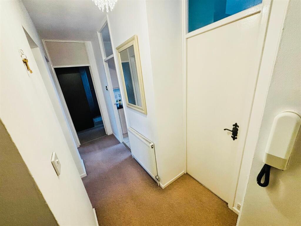 bfa72df0-Hallway 20.jpg