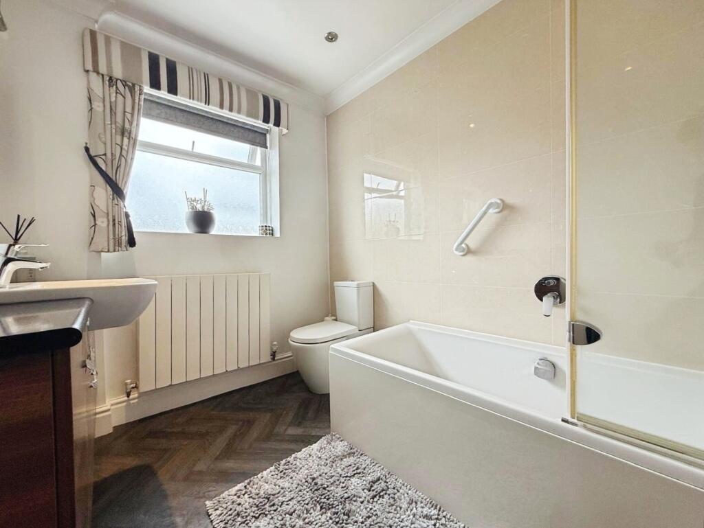 pbox-bathroom-325206.jpg