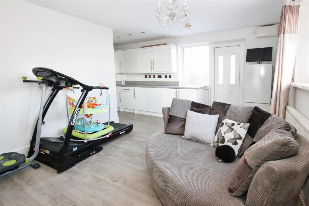 LOUNGE / FITTED KITCHEN