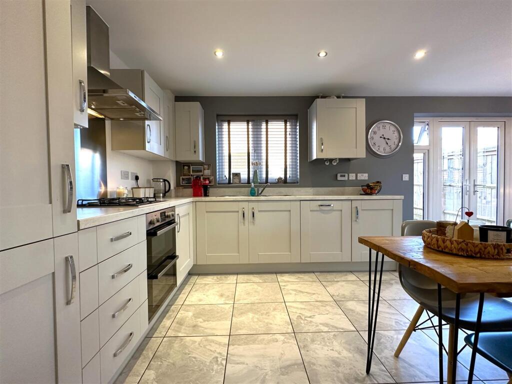 Eye-Catching Fitted Kitchen 373