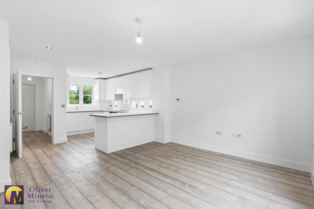 SUPERB 22'7 OPEN-PLAN LIVING ROOM / KITCHEN