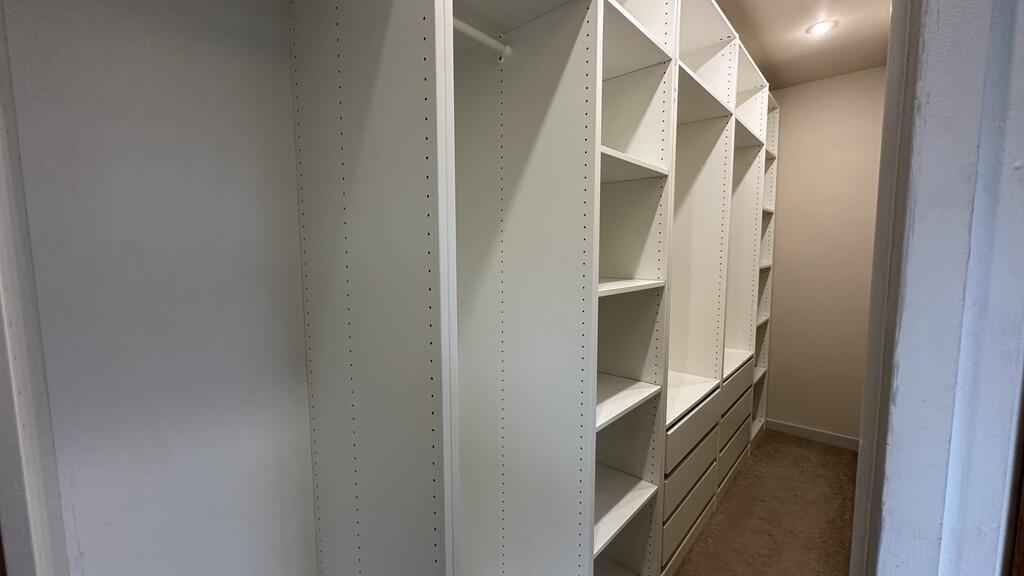 Main Walk-in Clos...