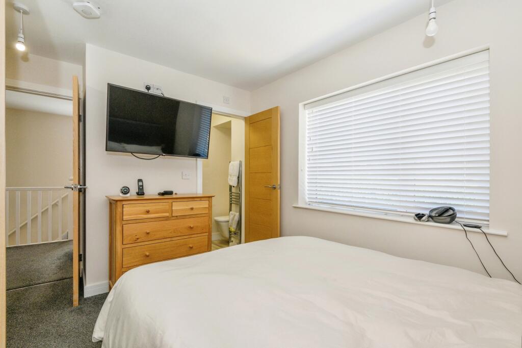 Master bedroom (en-suite)