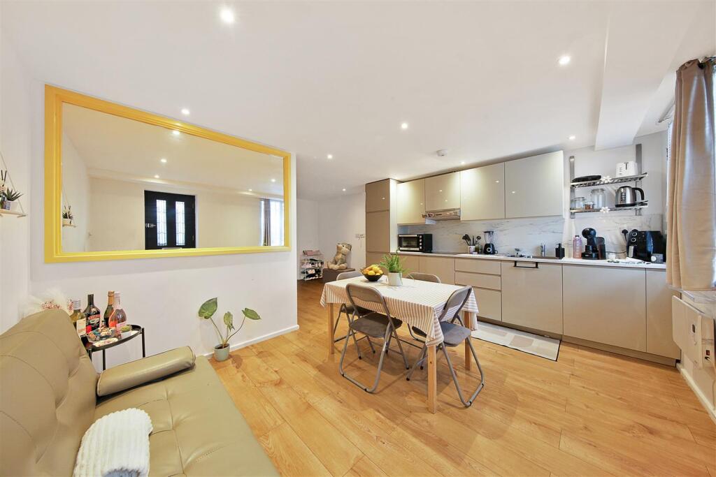 122 Tottenham Road - 8OaGsGC9N3NkAbbfKWWc.jpg
