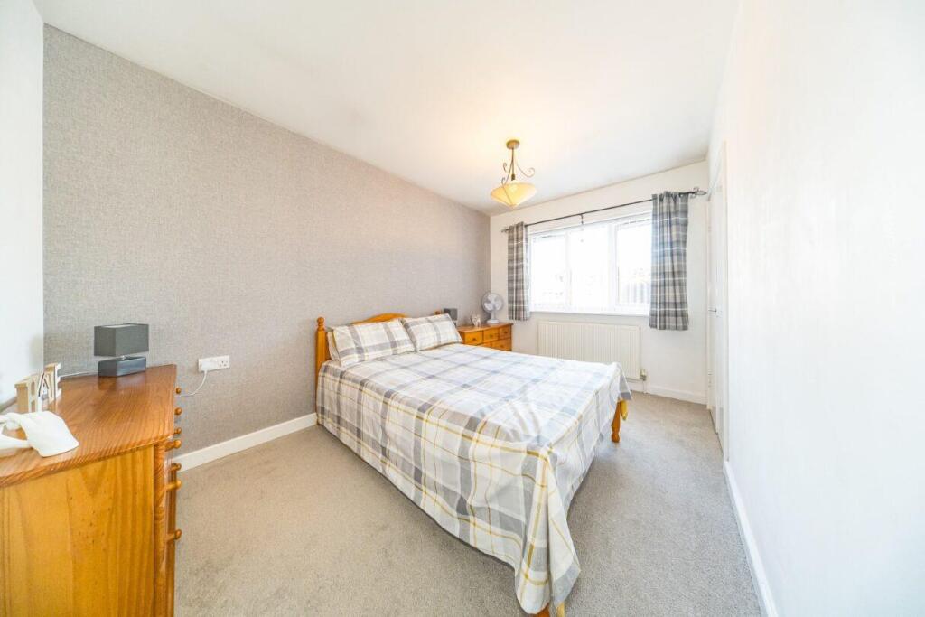 10 Tinling Close bedroom 1.jpg