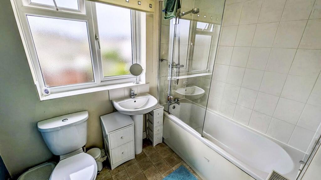 104 Stanshawe bathroom 2.jpg