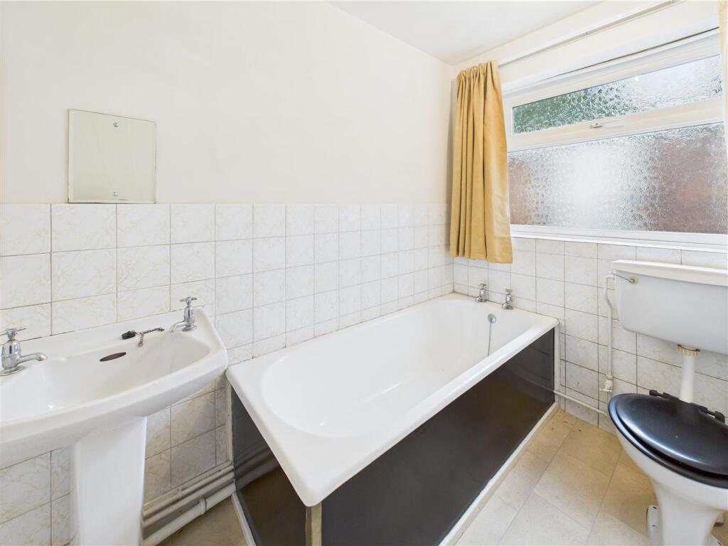 BATHROOM/W.C