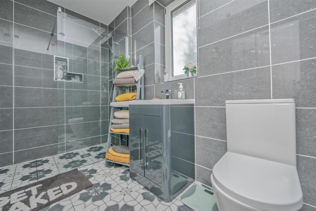 En-suite Shower Room / WC:
