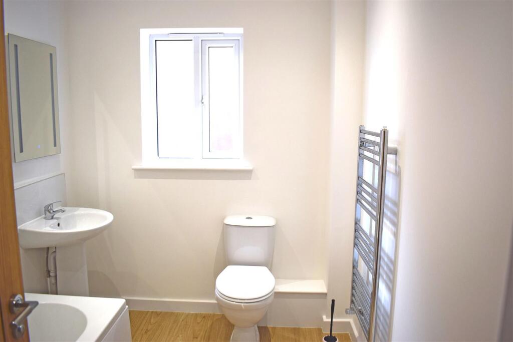 42 Bathroom.jpg