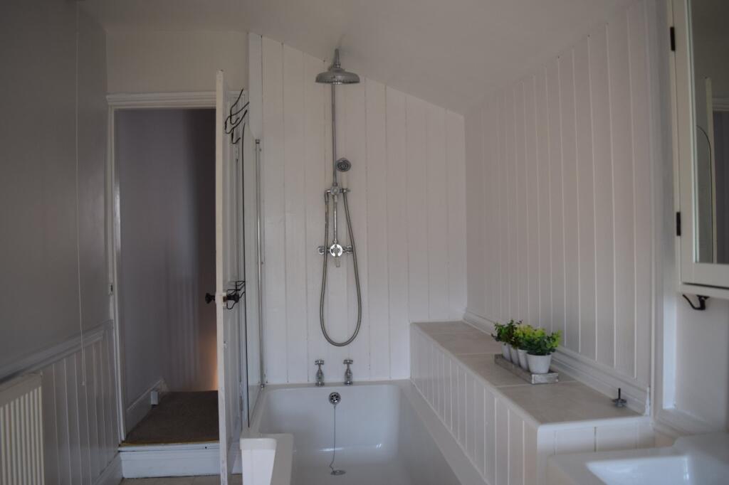 Bathroom 2.JPG