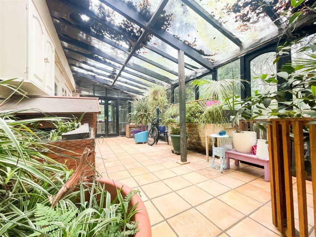 GLASS ROOM