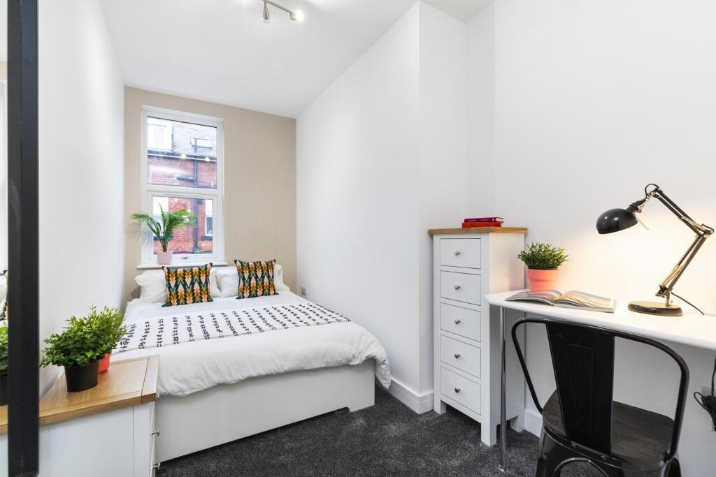 Bright, neatly presented double bedroom with a ...