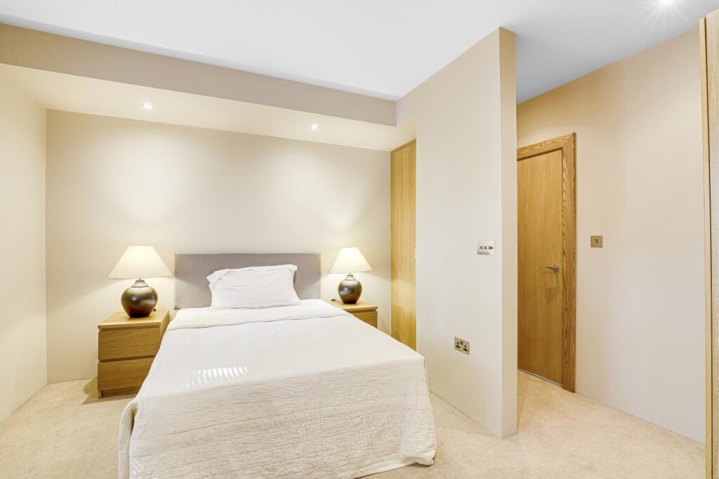 32 CASTLE B HARRY HIGH RES (18)