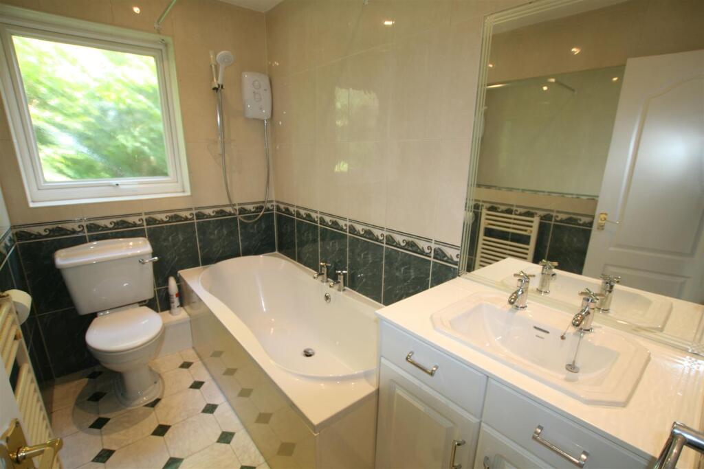 leasoweclose,2bathroom.JPG