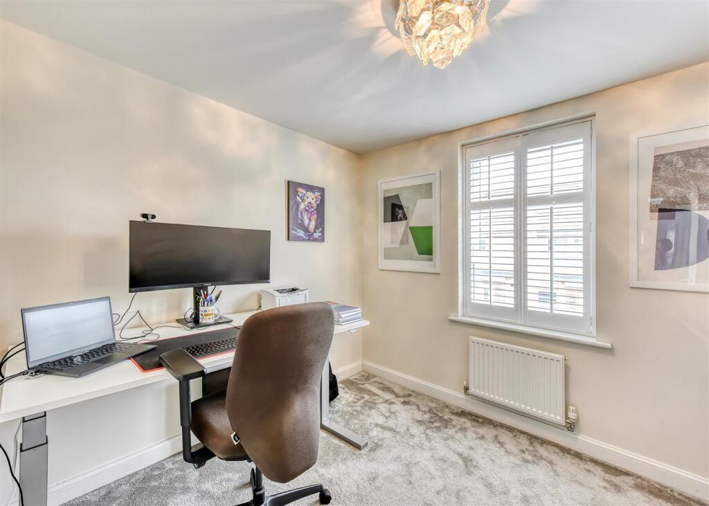 11 Thruxton Avenue-bed3.jpg