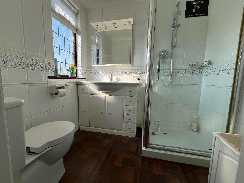En-suite (bed 1)