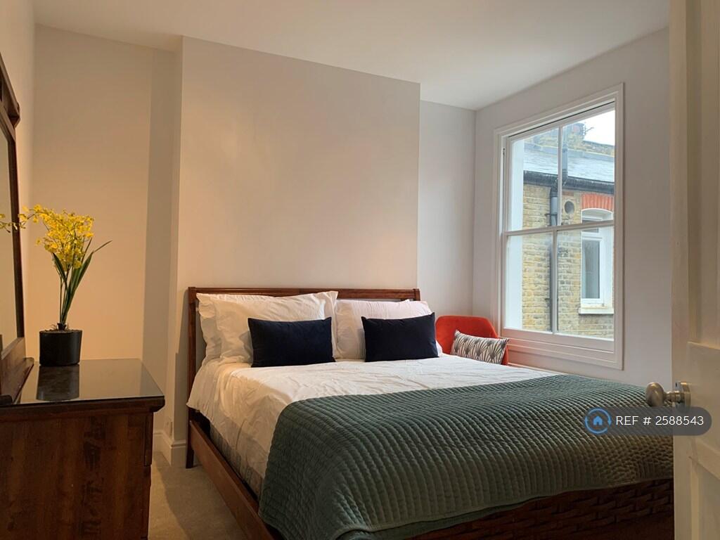 Bedroom 1 (Kind Bed) 