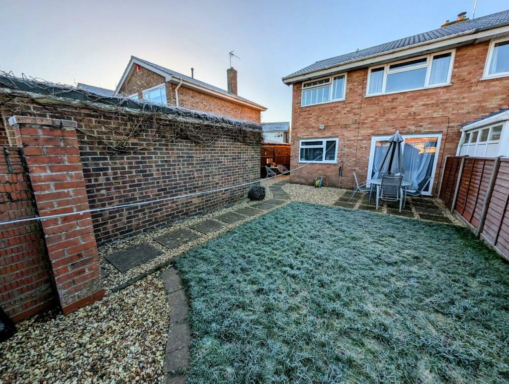 66 Merlin rear garden 3.jpg