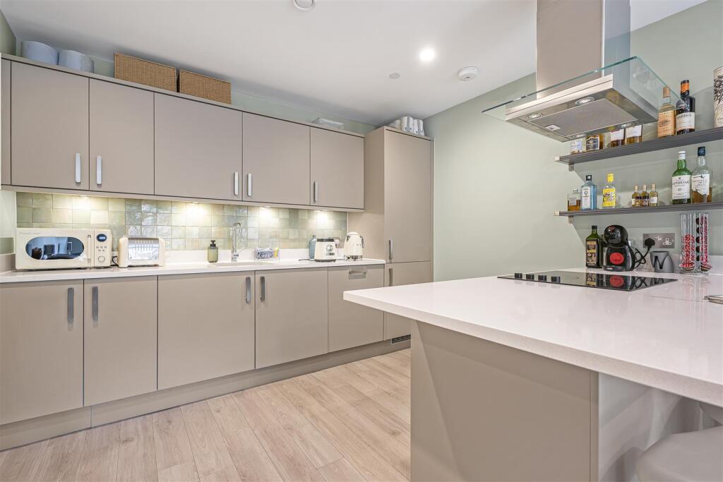 LUXURY FITTED KITCHEN AREA